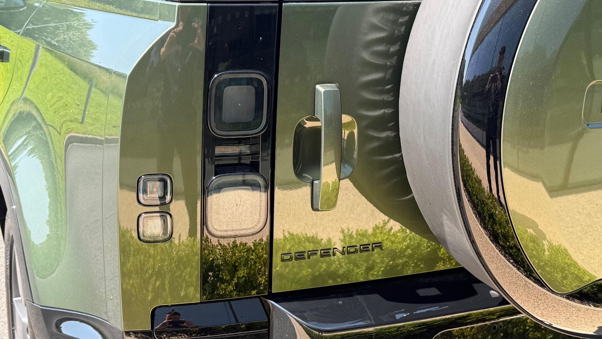 Land Rover Defender view 32