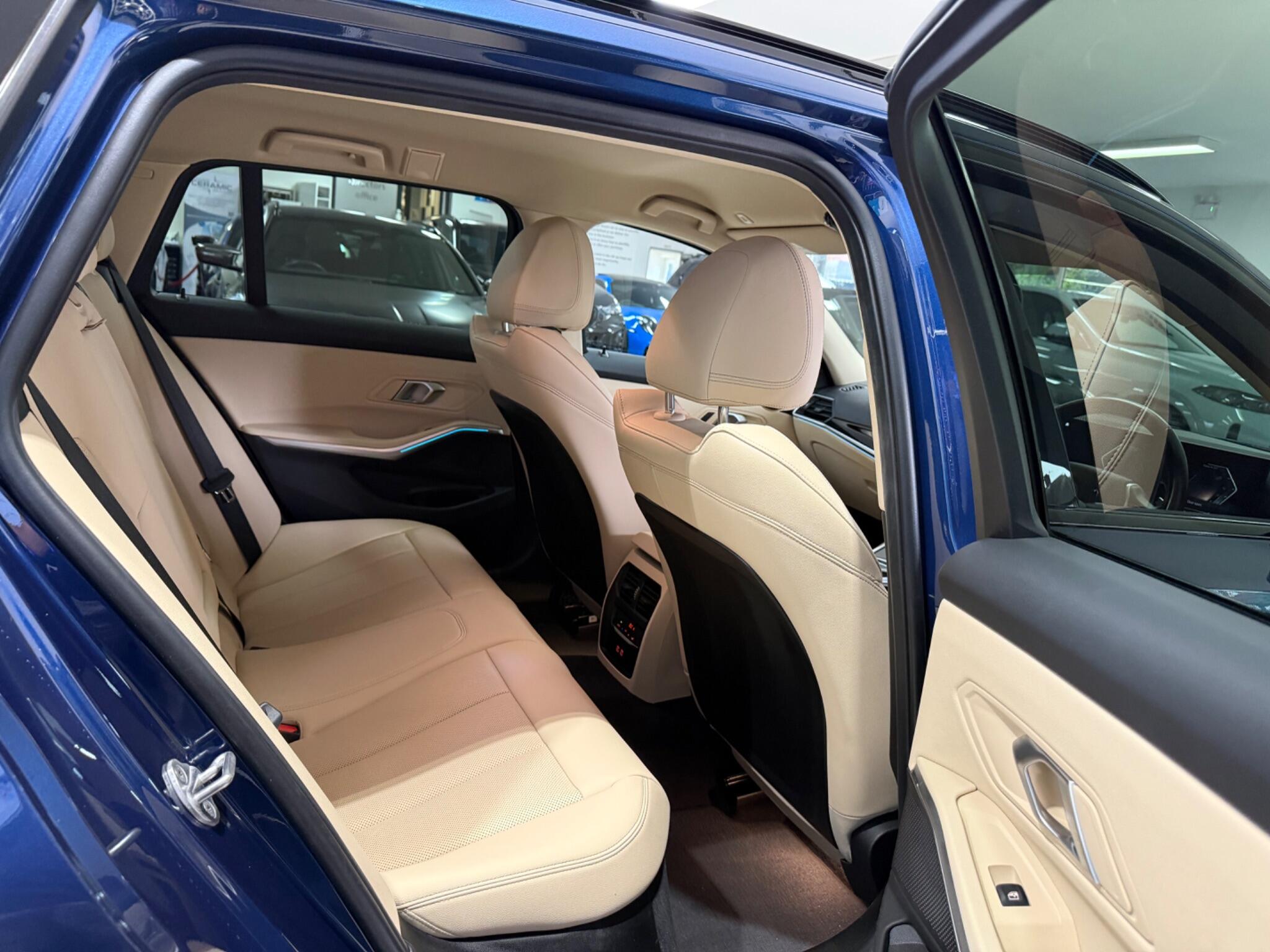 BMW 3 Series view 32