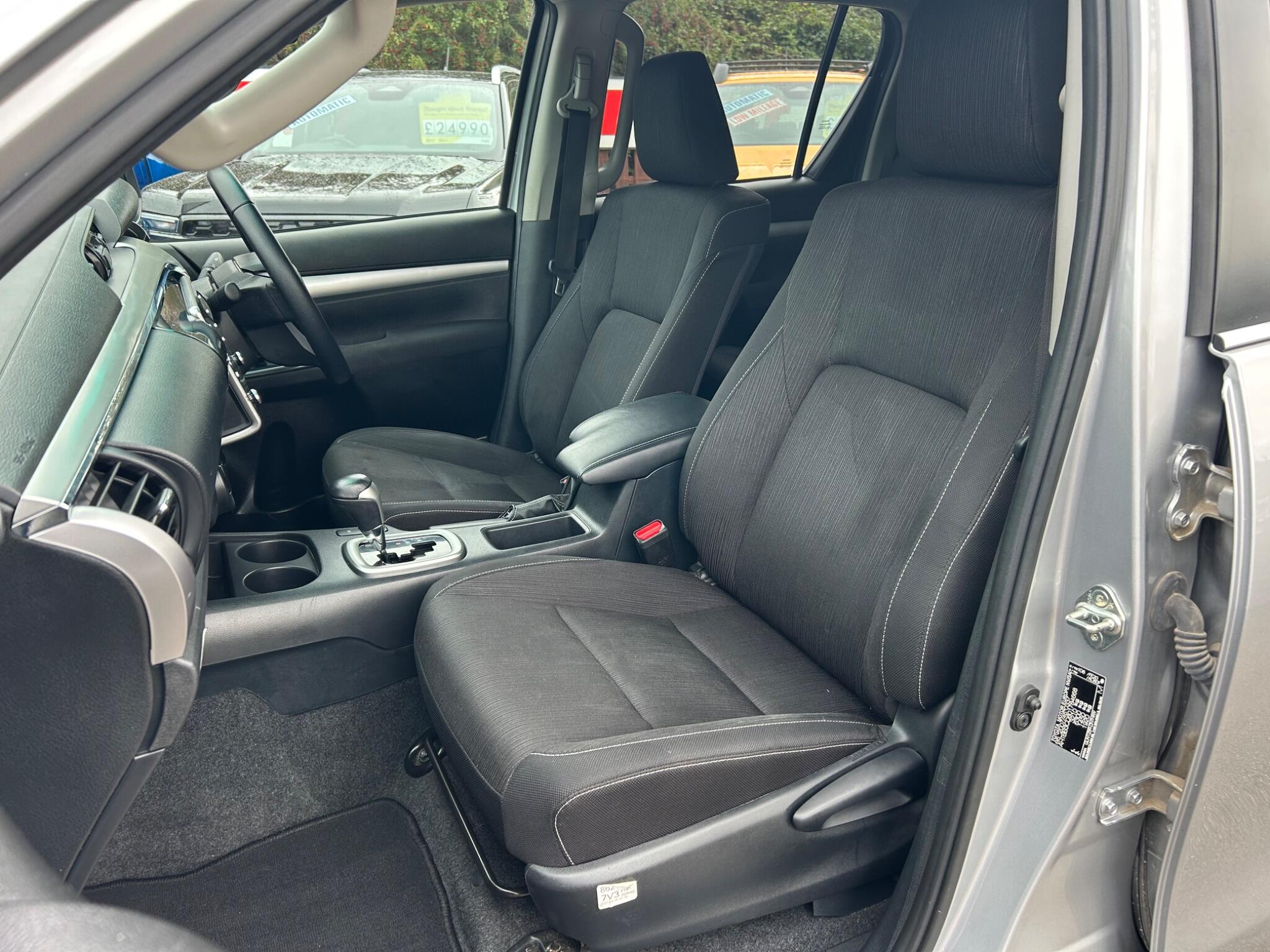 Toyota Hilux view 19