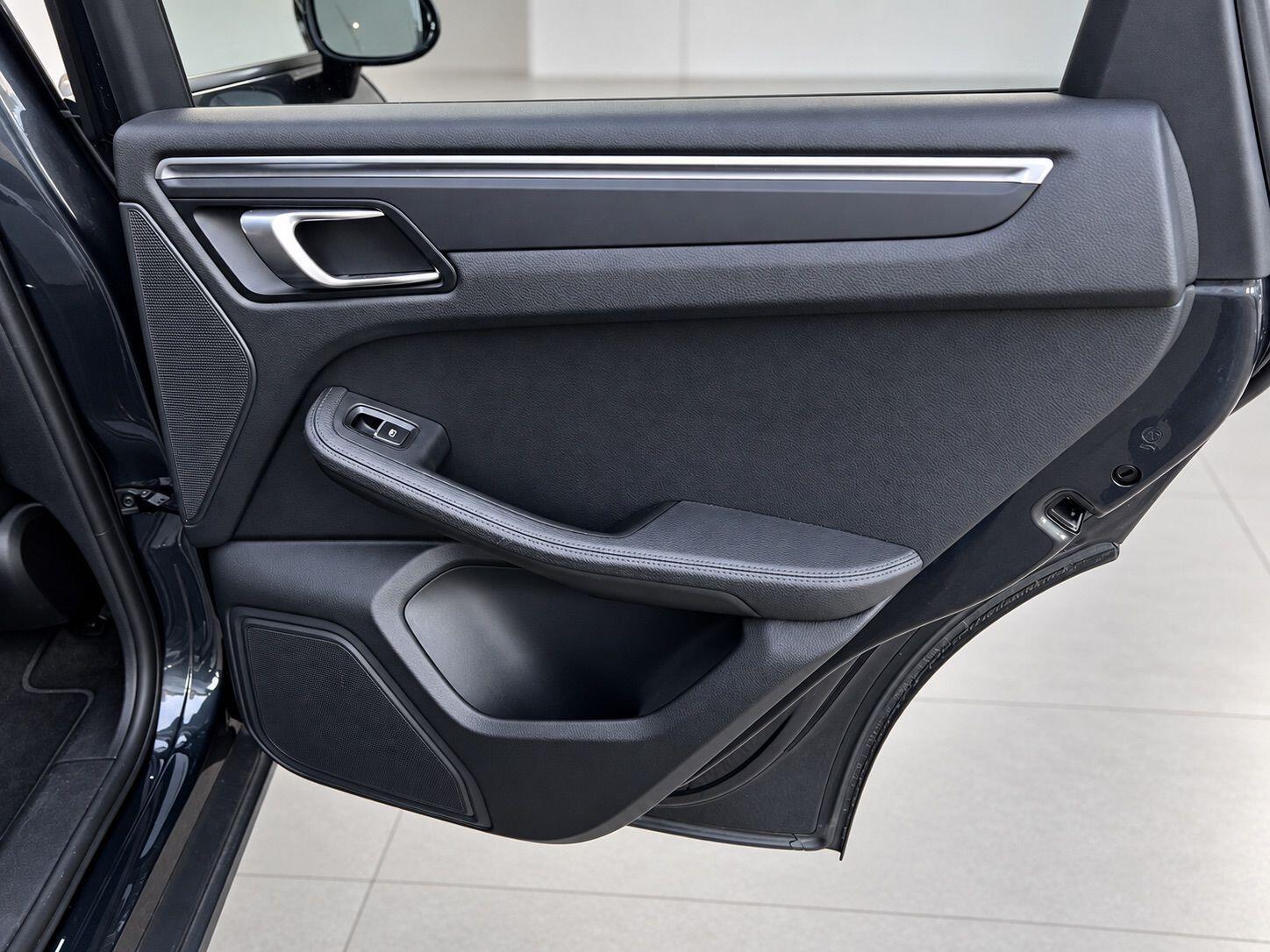 Porsche Macan view 35