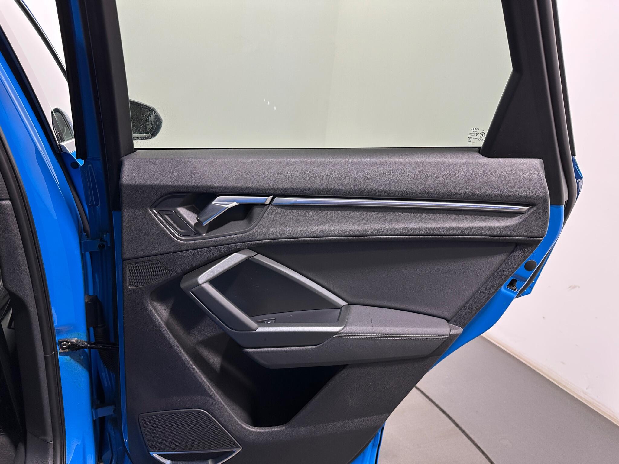 Audi Q3 view 43