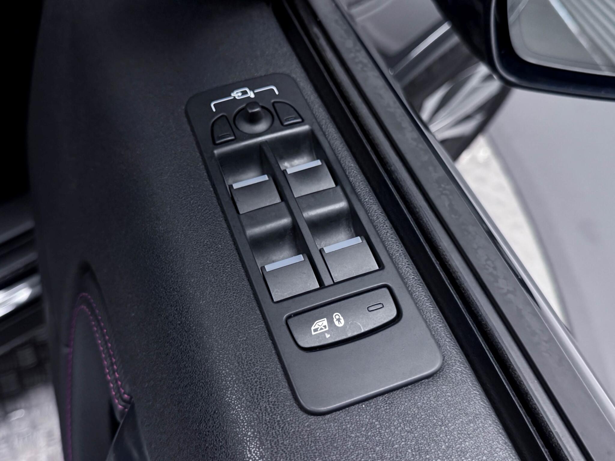 Land Rover Discovery Sport view 27