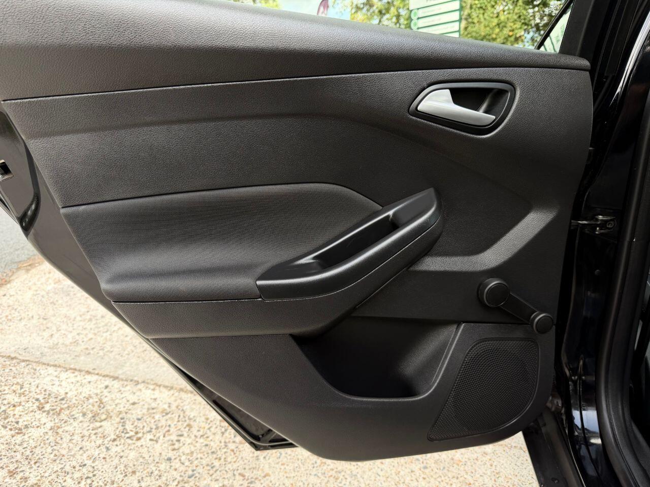 Ford Focus view 23
