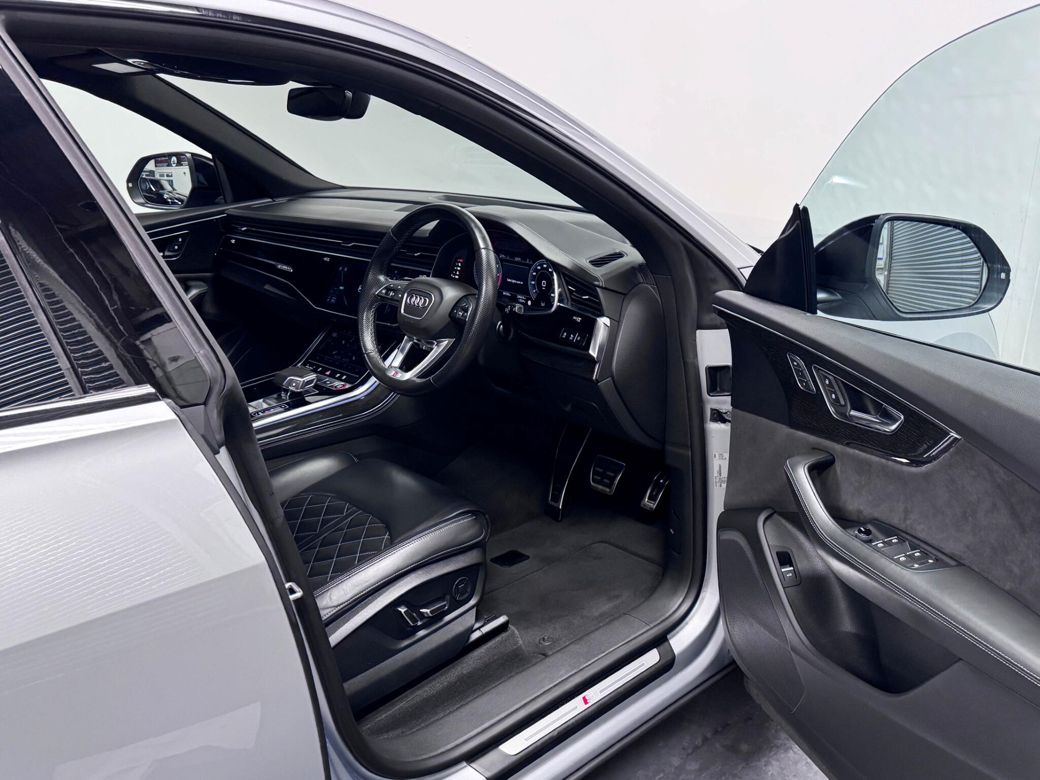 Audi SQ8 view 35