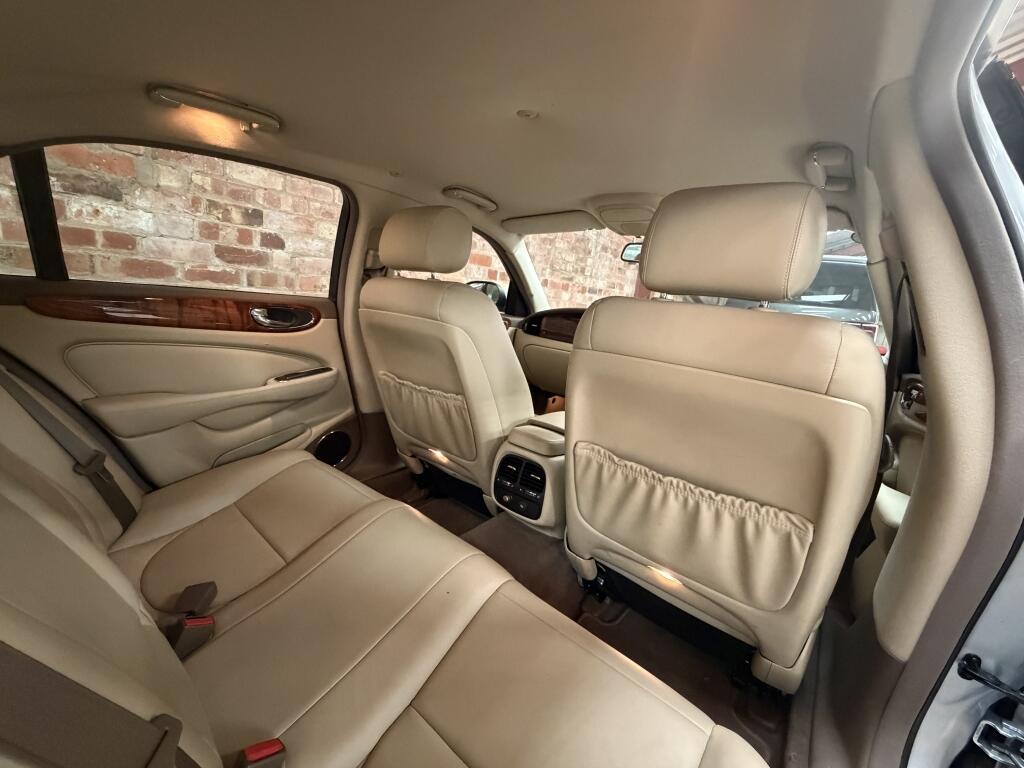 Jaguar XJ view 28