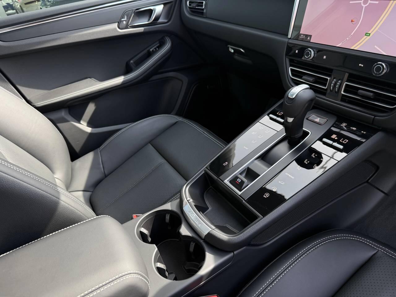 Porsche Macan view 31