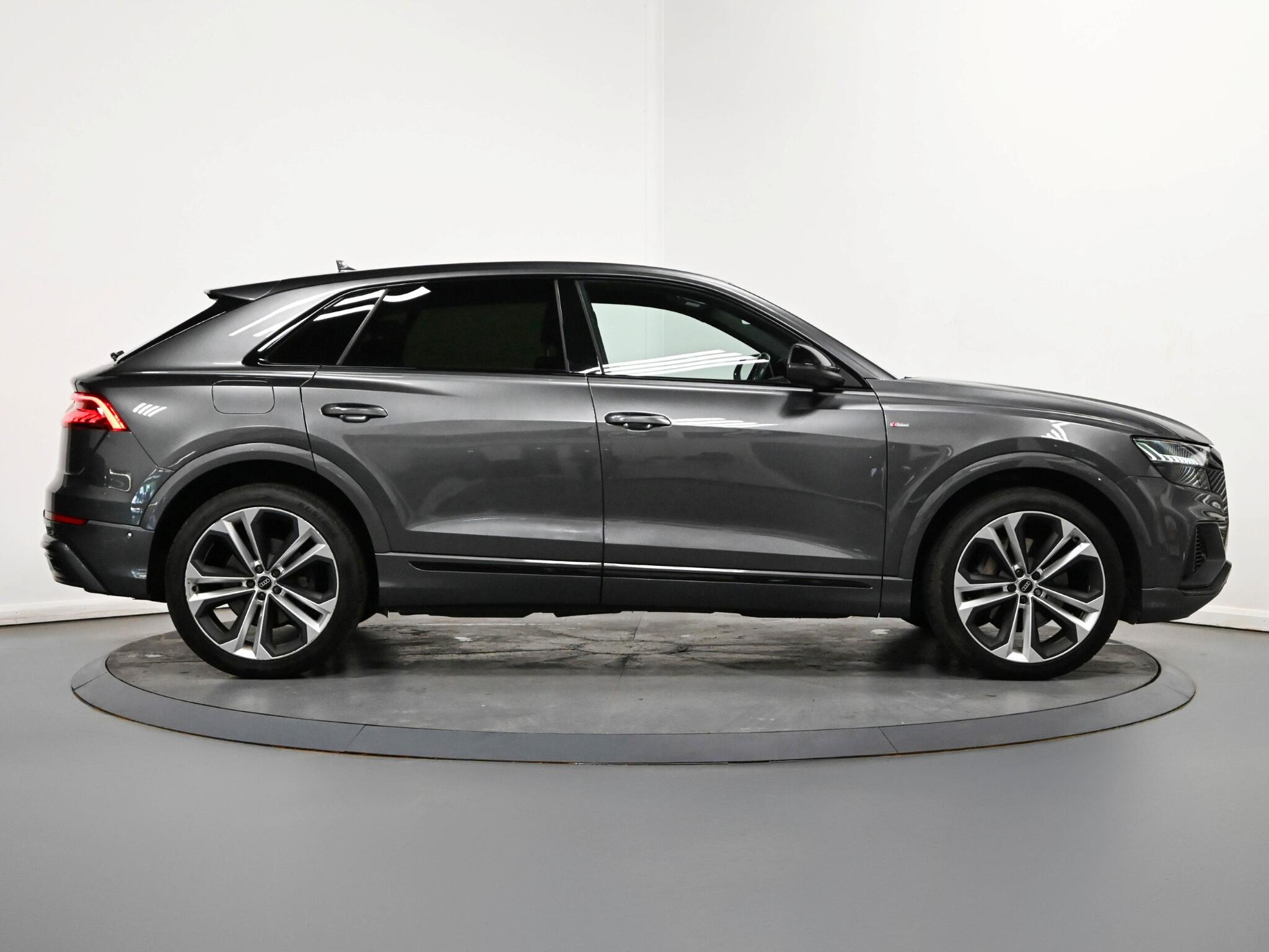 Audi Q8 view 28