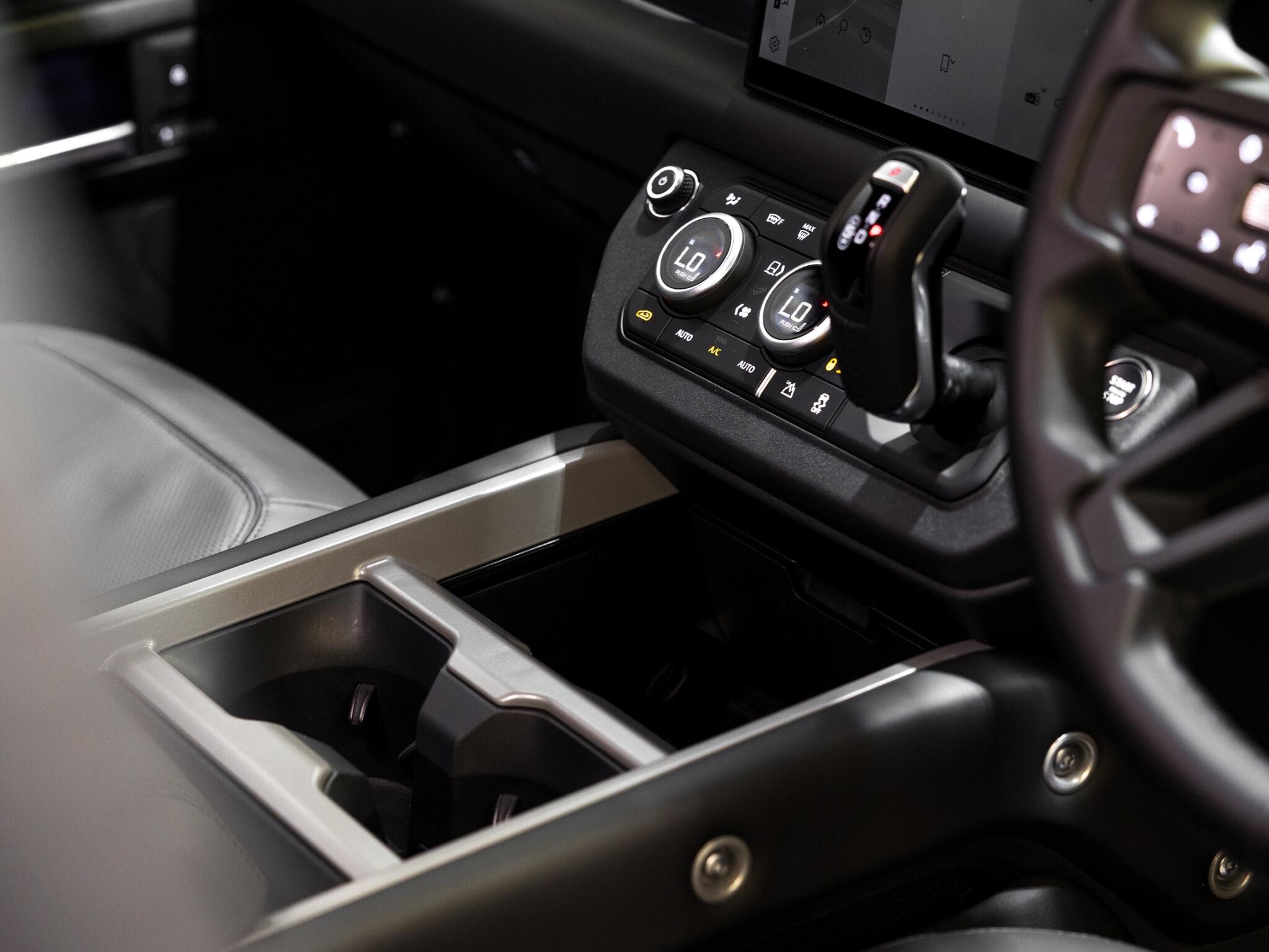 Land Rover Defender 110 view 30