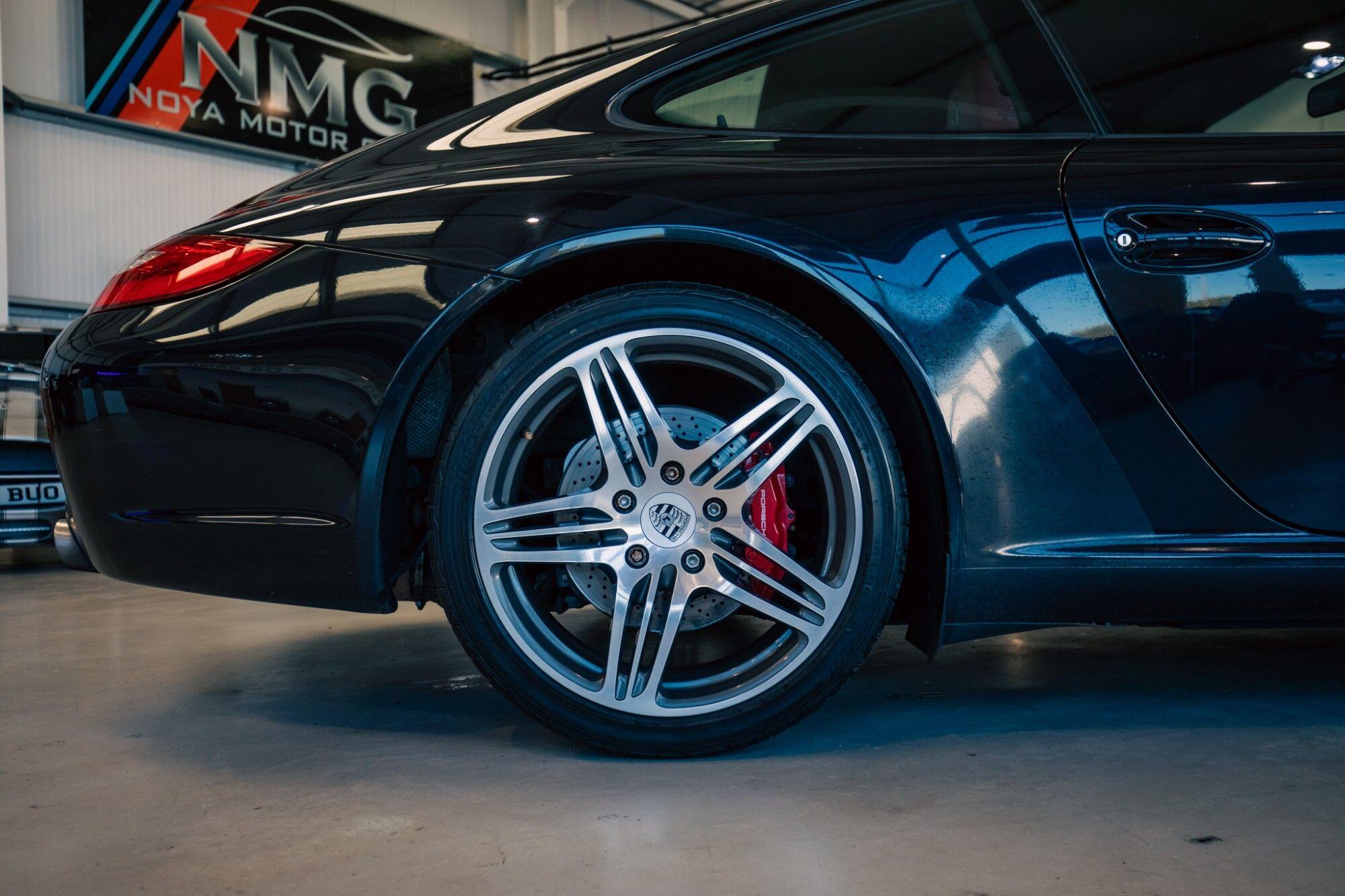 Porsche 911 view 10