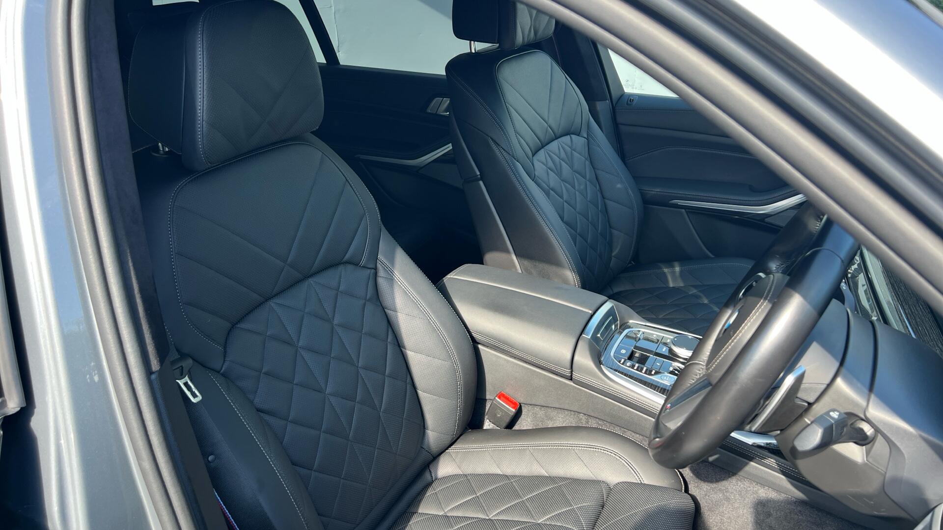 BMW X7 view 11