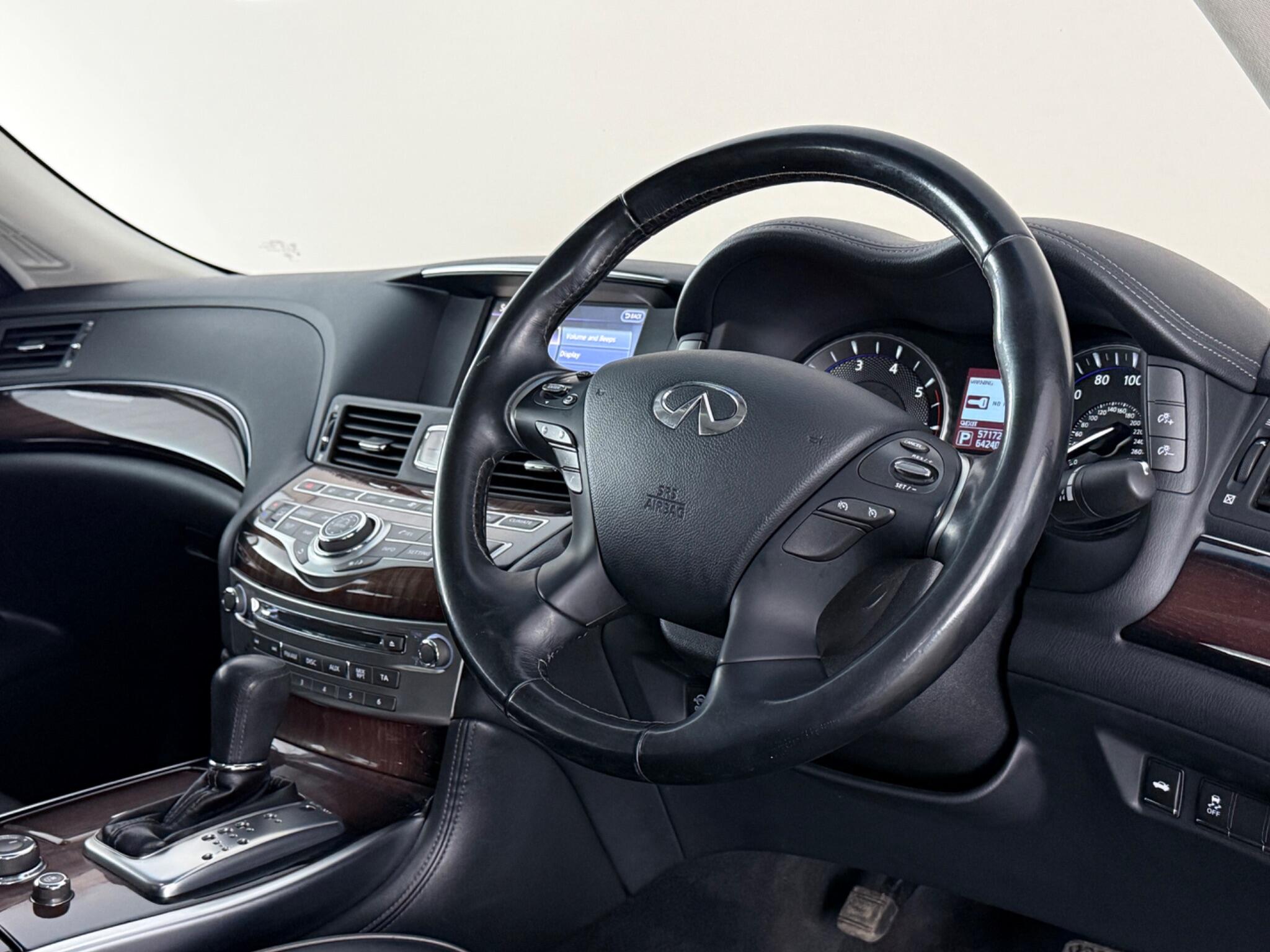 Infiniti Q70 view 3