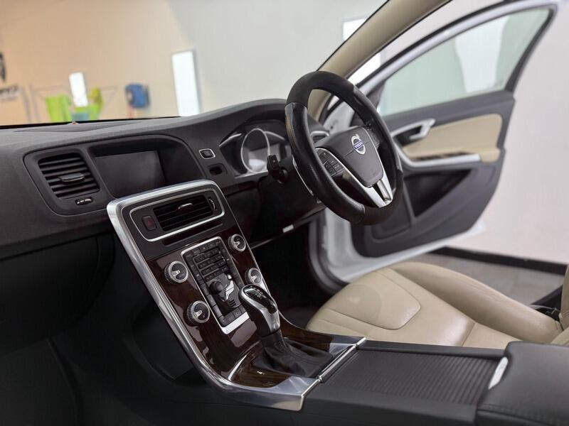 2015 Volvo V60 3.0 T6 SE AWD Estate 5dr Petrol Geartronic AWD Euro 5 (304 ps) • 59,500 miles image 16