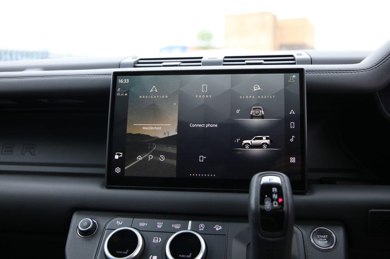 Land Rover Defender view 32