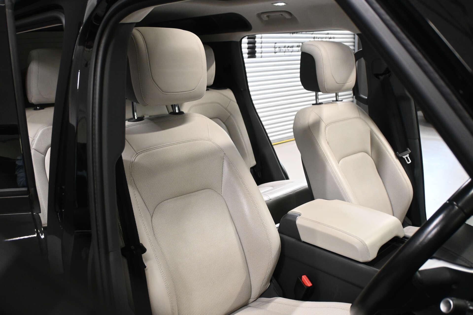Land Rover Defender view 17