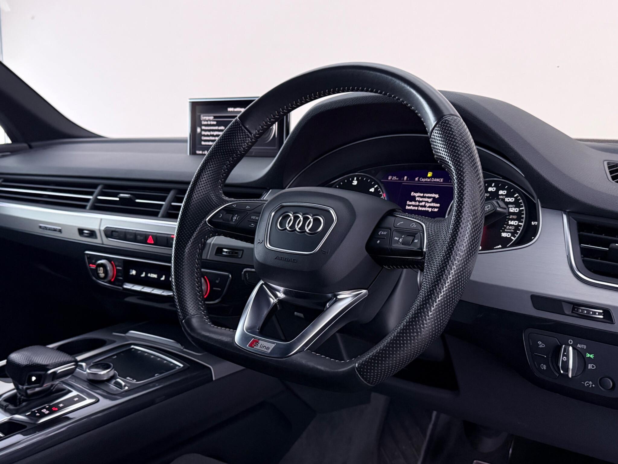 Audi Q7 view 3