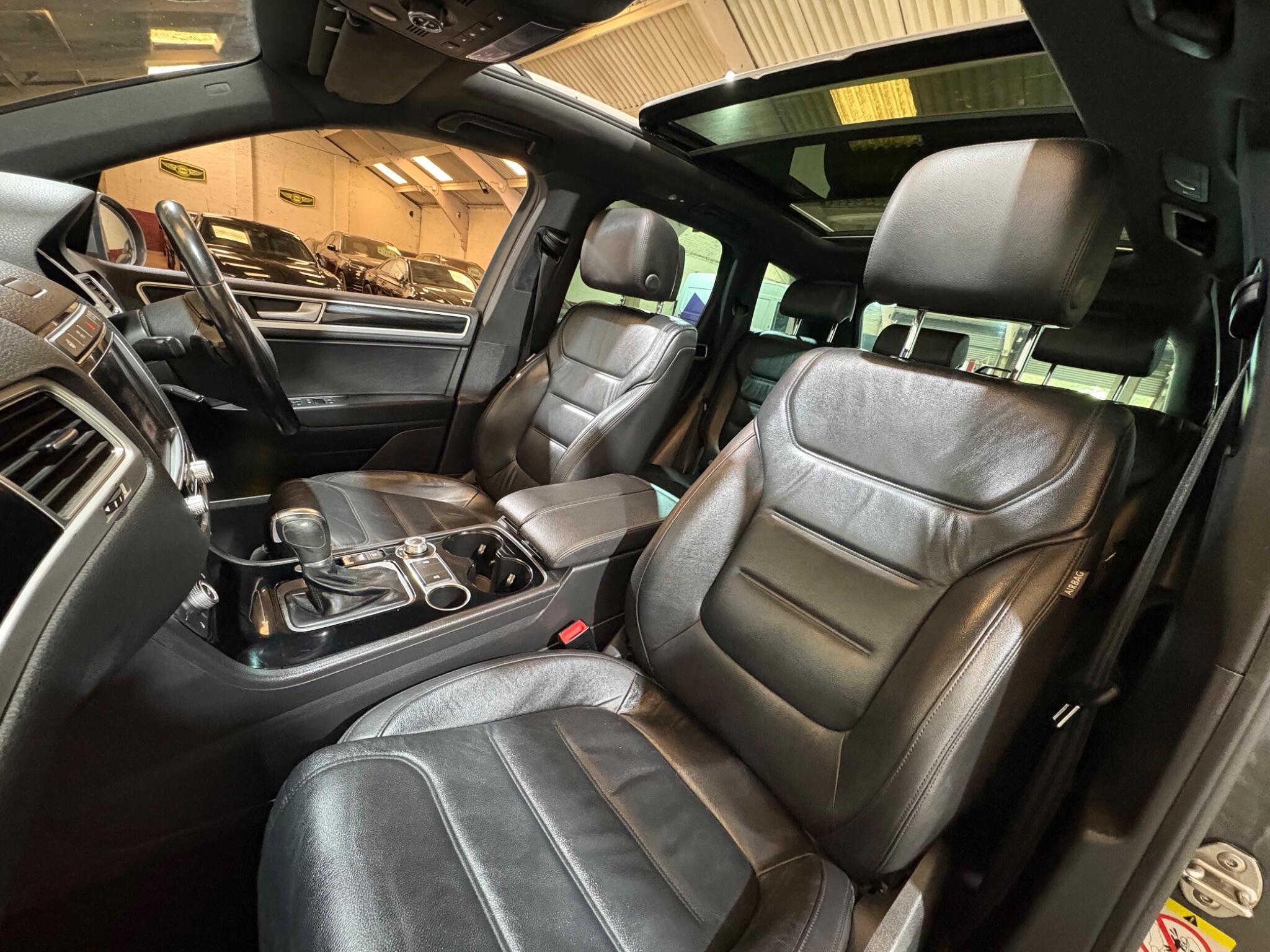 Volkswagen Touareg view 8