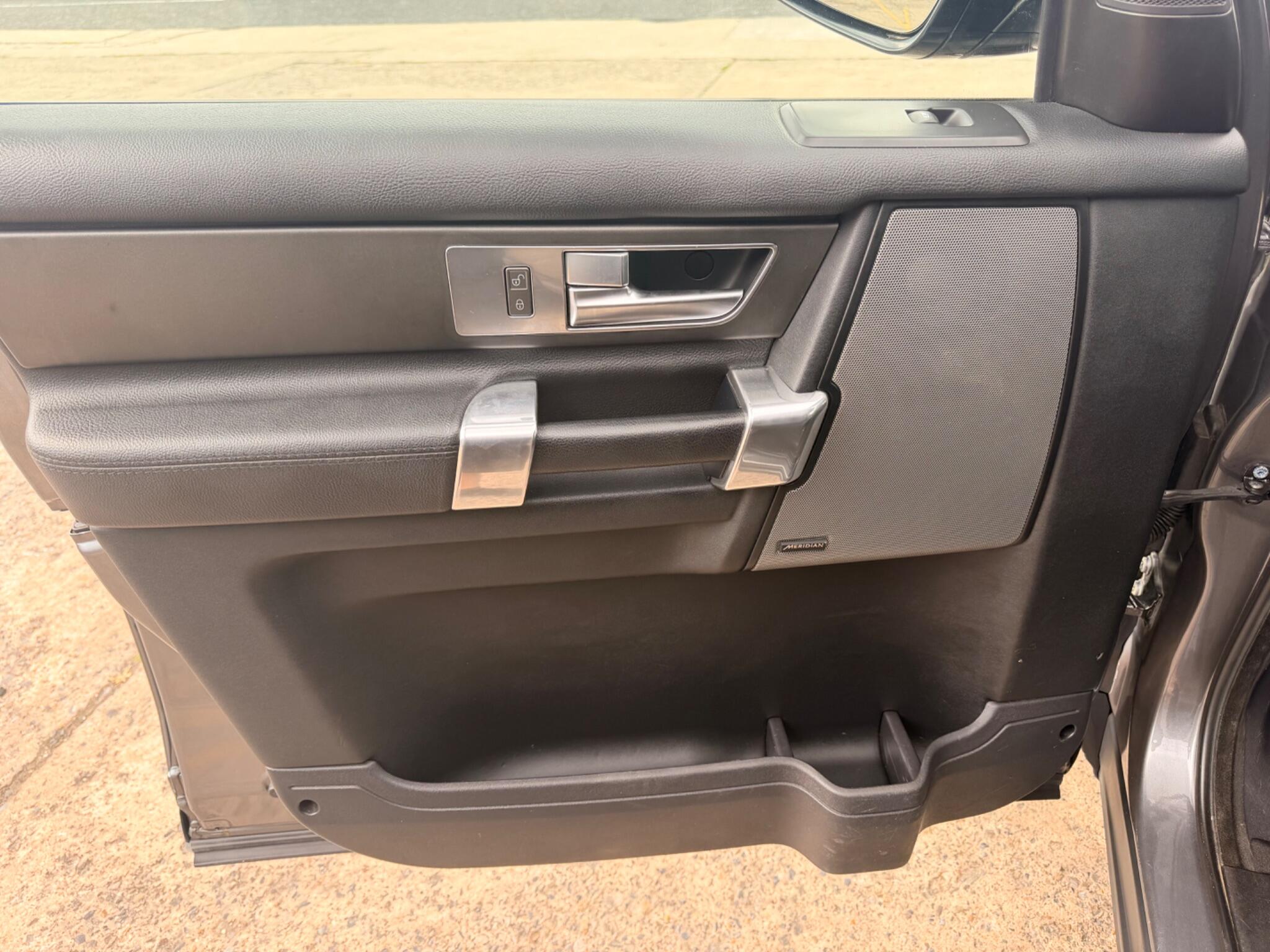 Land Rover Discovery view 35