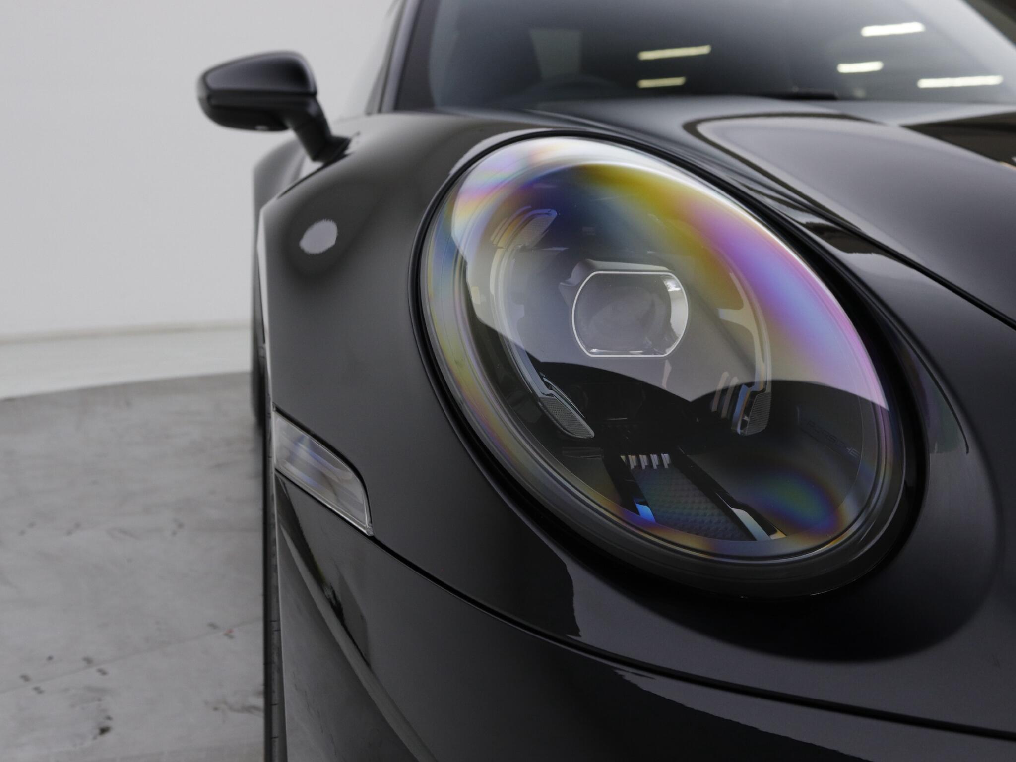 Porsche 911 view 7