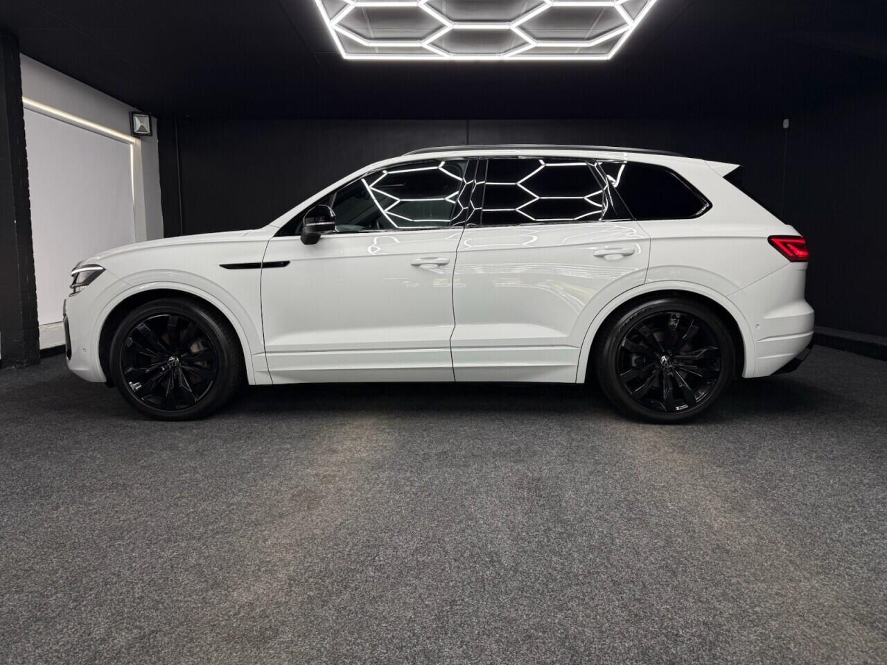 Volkswagen Touareg view 4