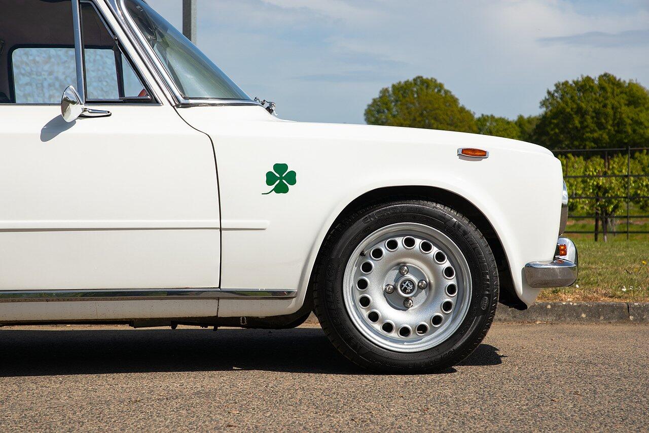 Alfa Romeo Giulia view 86