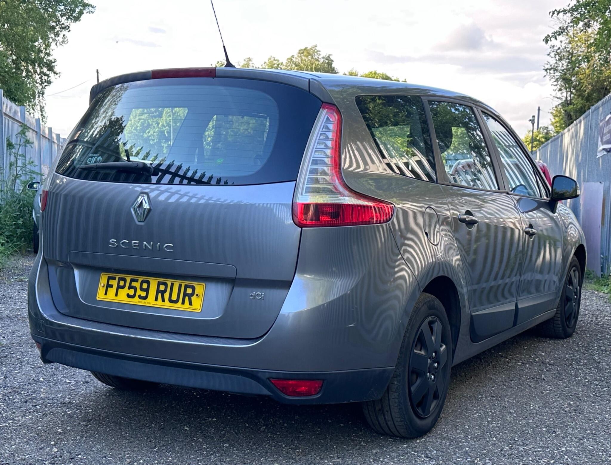 2010 Renault Grand Scenic image 14