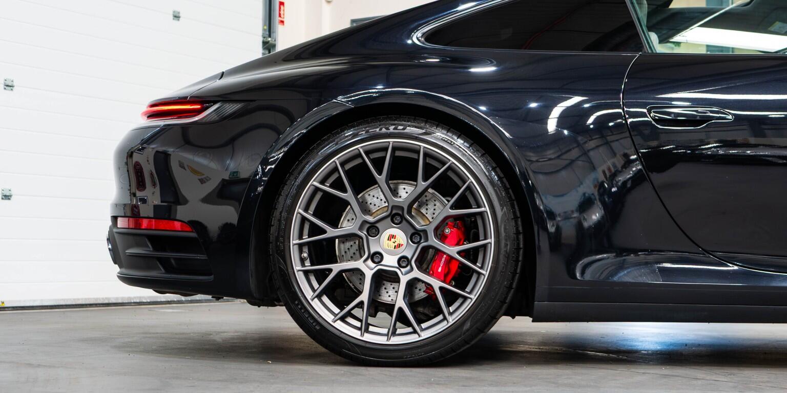 Porsche 911 view 11