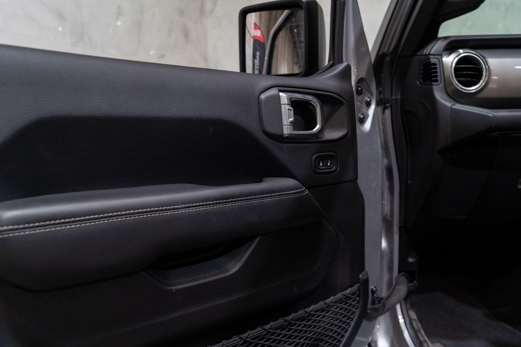 Jeep Wrangler view 24