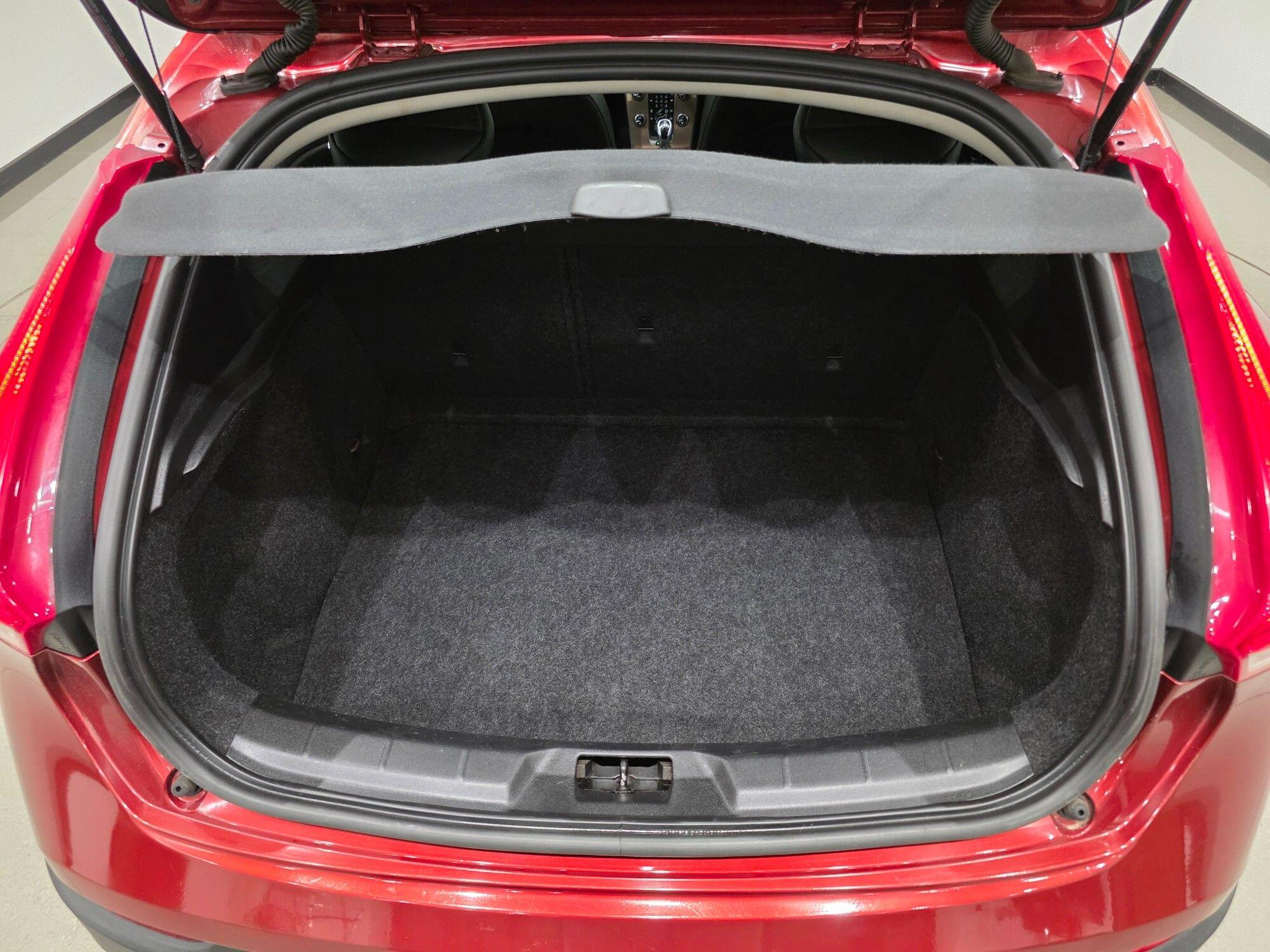Volvo V40 Cross Country view 32