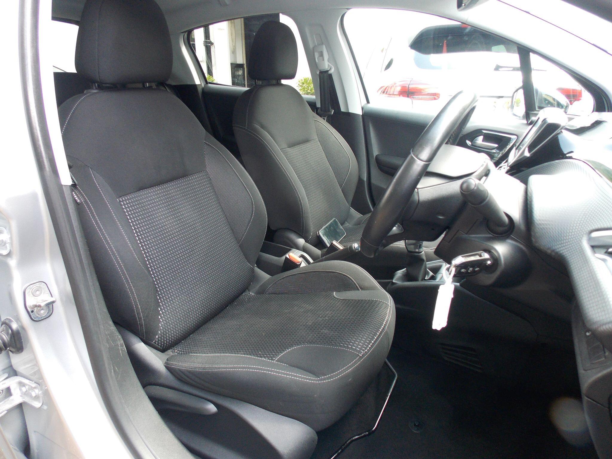 Peugeot 208 view 18