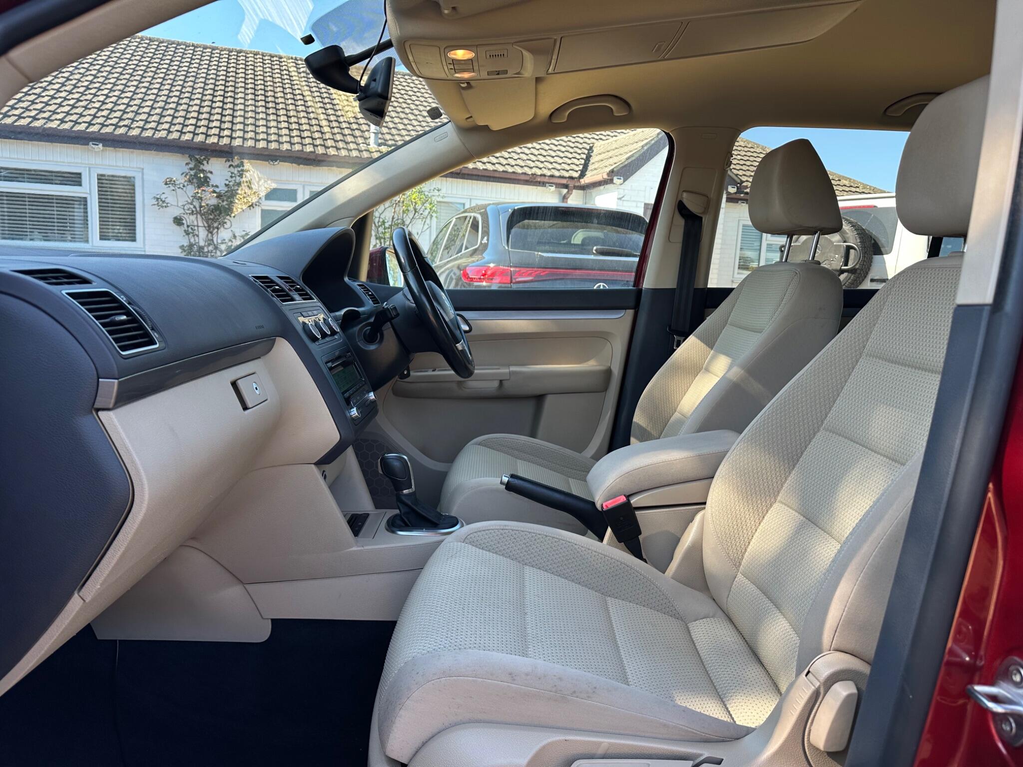 Volkswagen Touran view 3