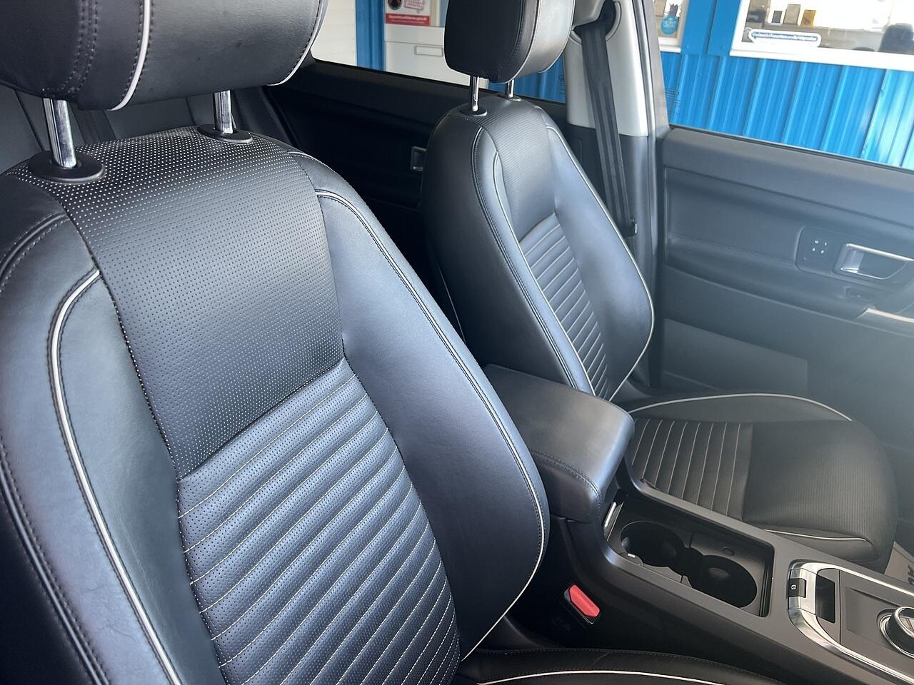 Land Rover Discovery Sport view 11