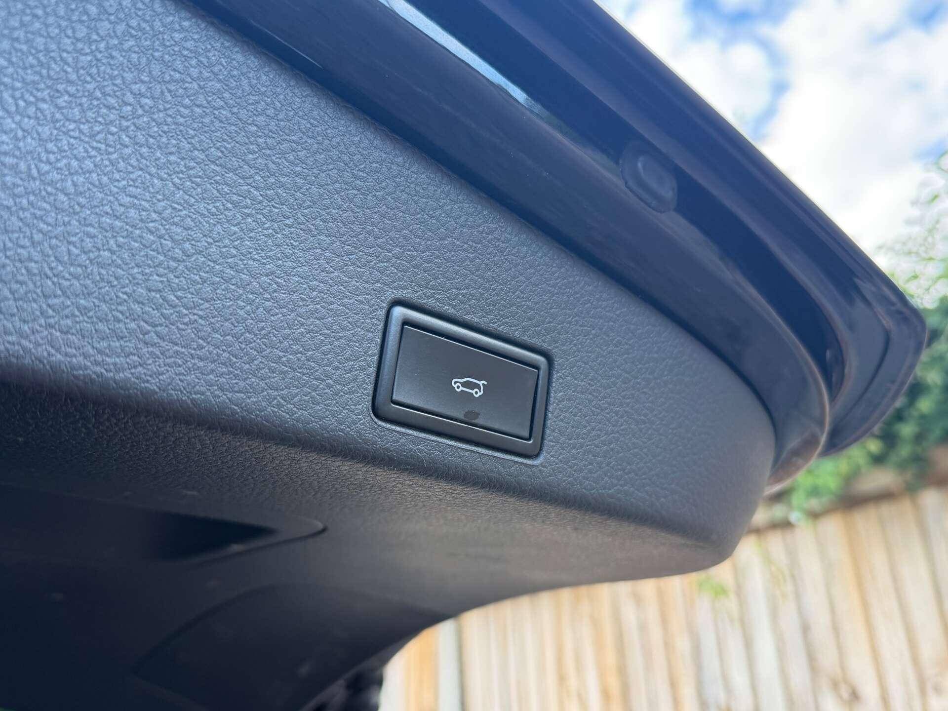 Volkswagen Touareg view 15