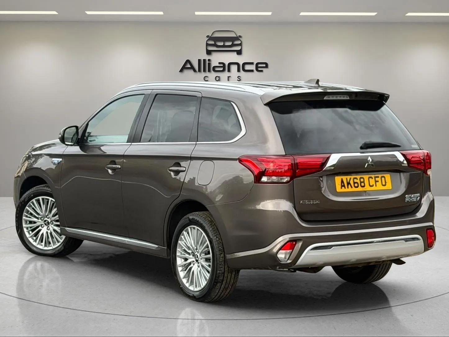 Mitsubishi Outlander view 16