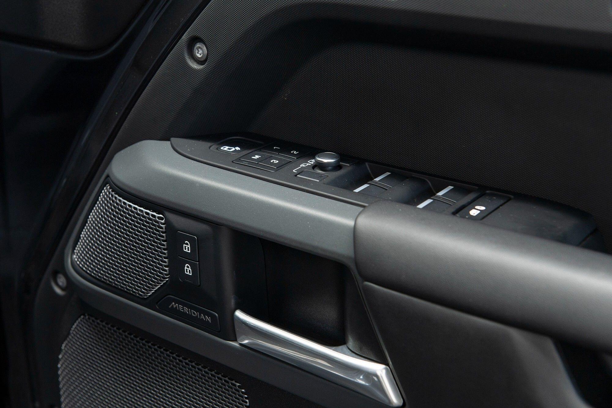 Land Rover Defender 110 view 21