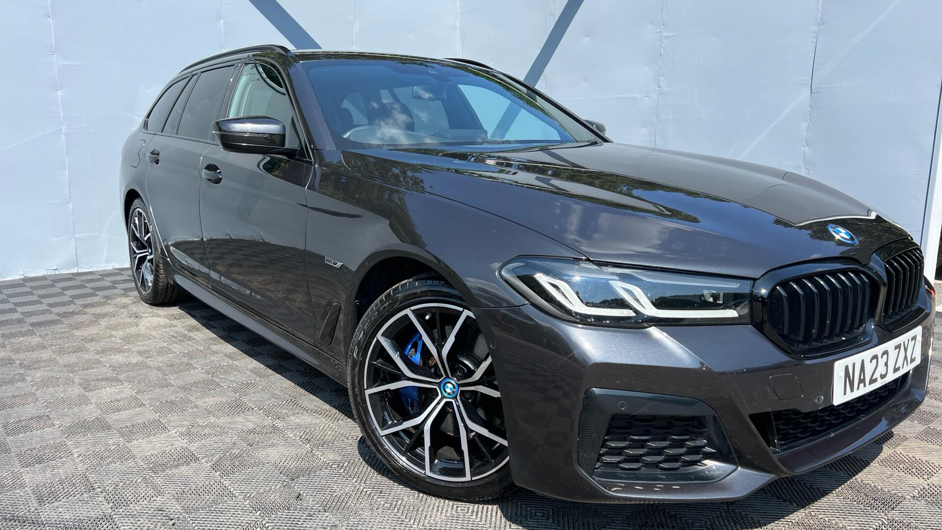 BMW 5 Series view 24