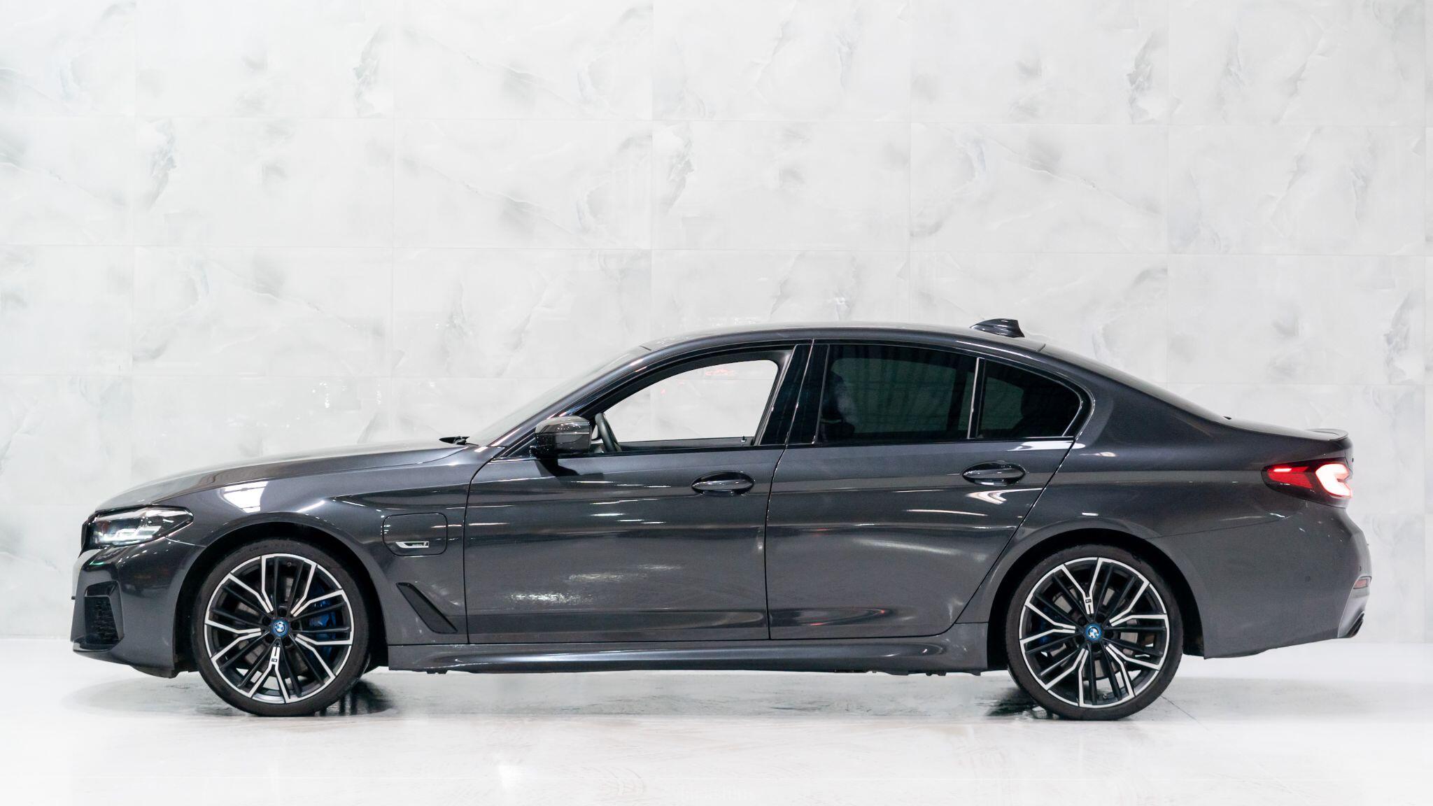 BMW 5 Series view 4