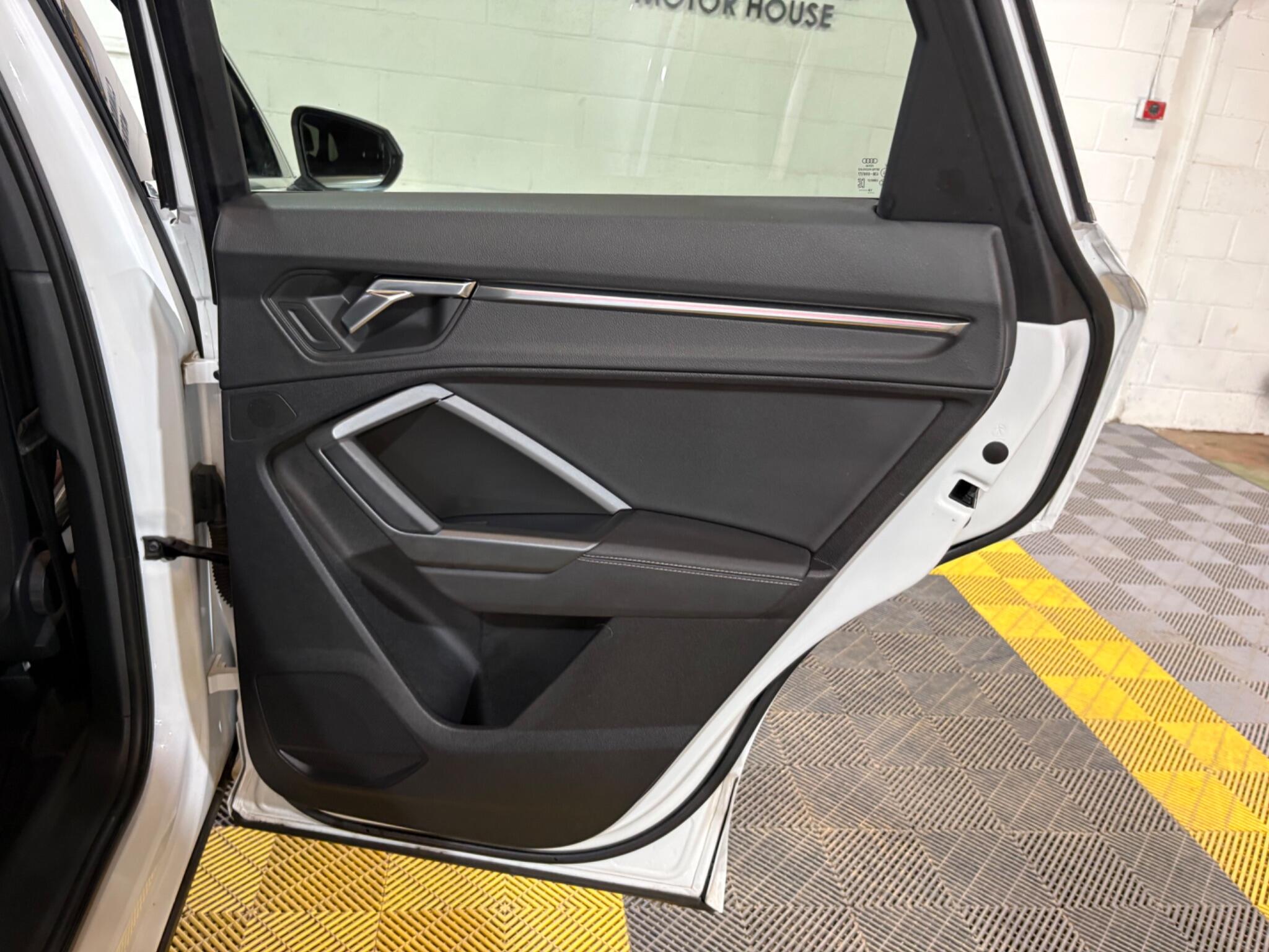 Audi Q3 view 41