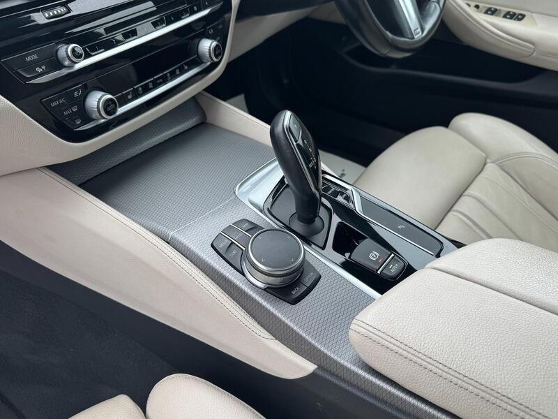 2017 BMW 5 Series image 33
