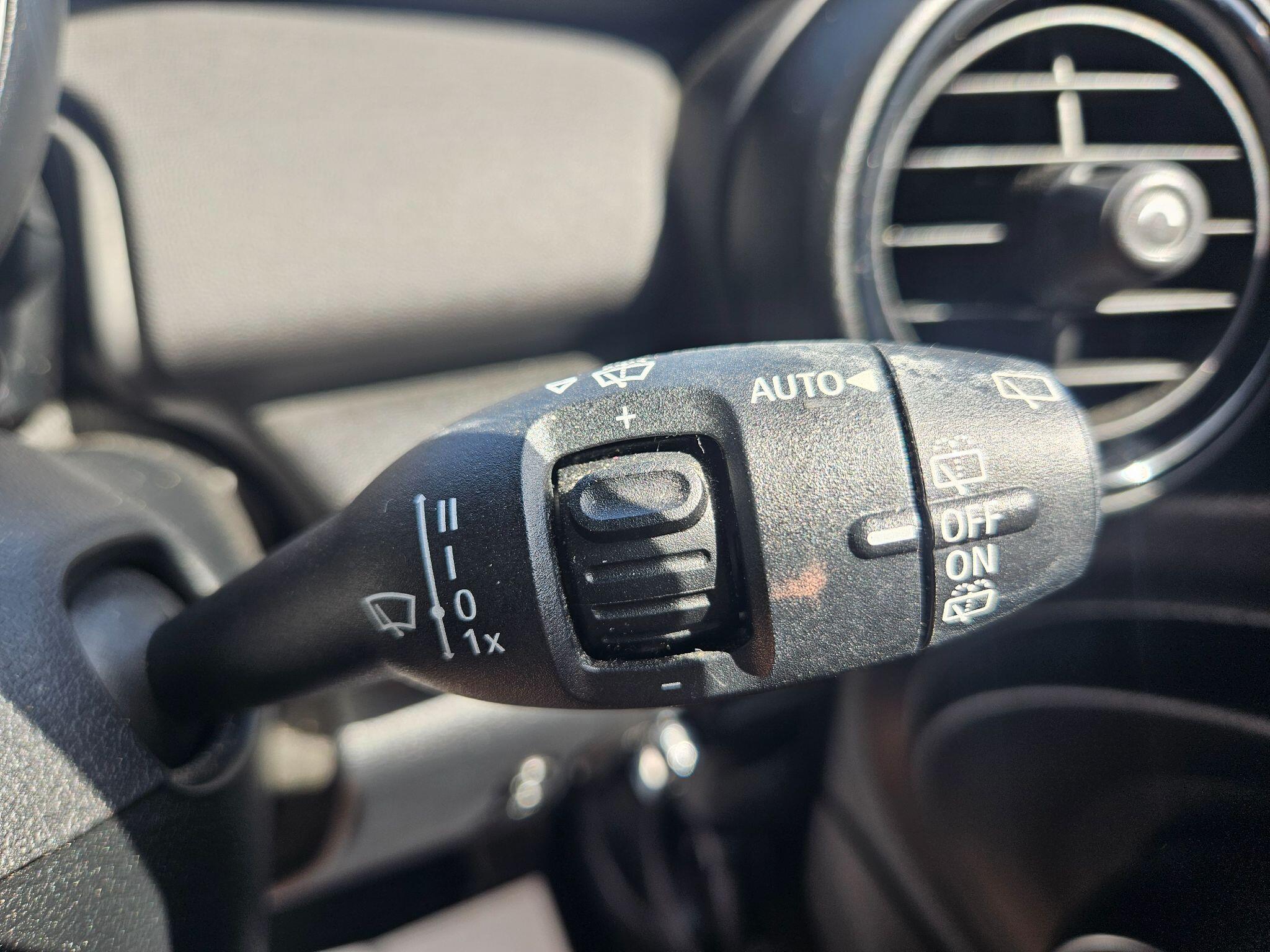 2018 MINI Hatch image 32