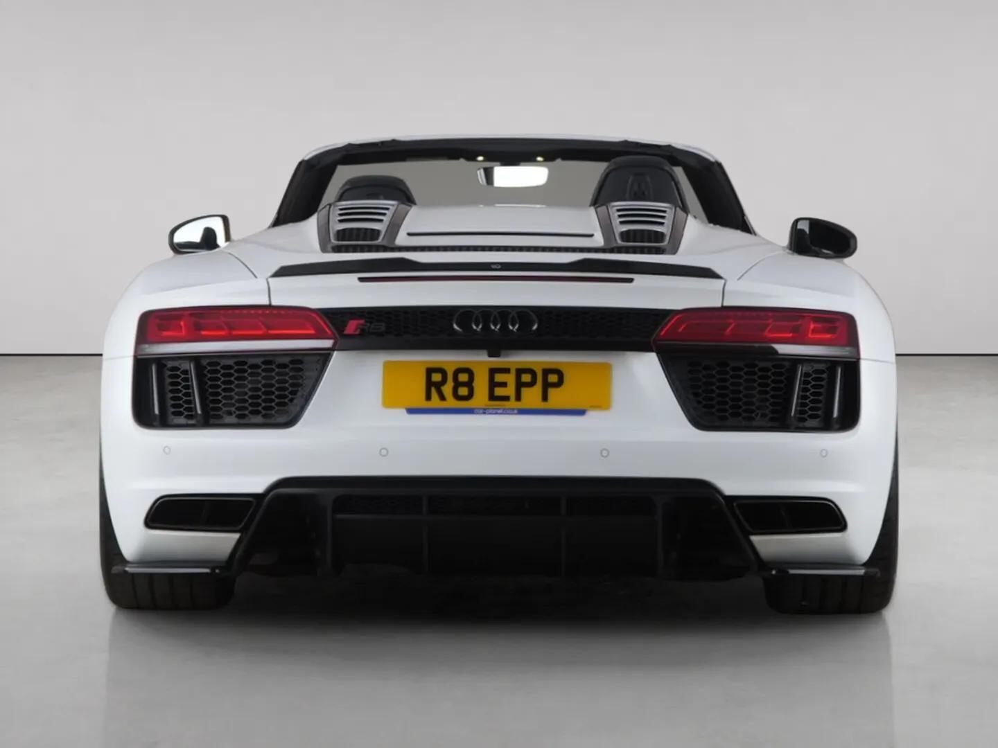 Audi R8 view 7