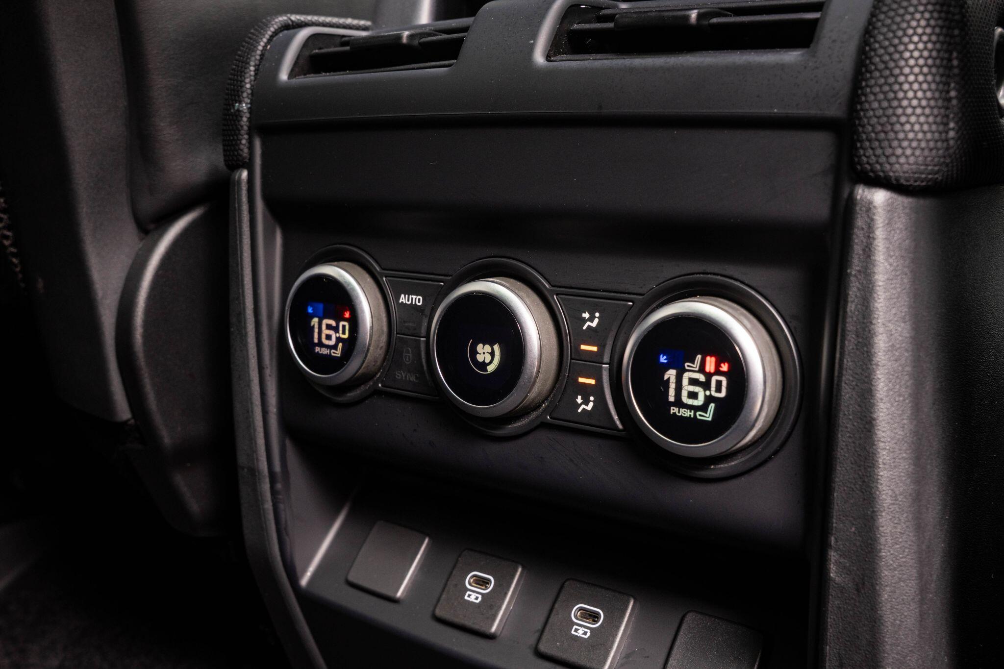 Land Rover Defender view 32
