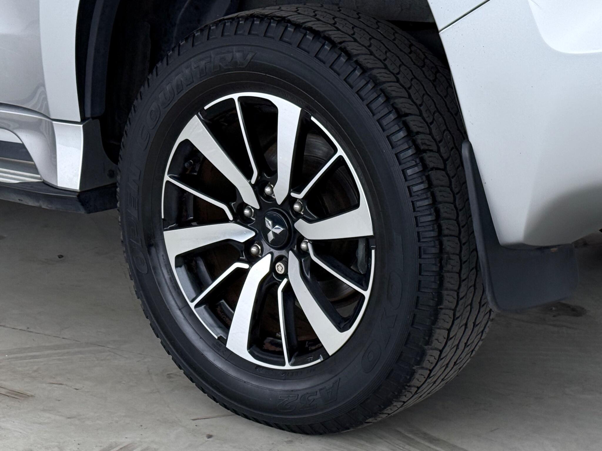 Mitsubishi Shogun Sport view 9