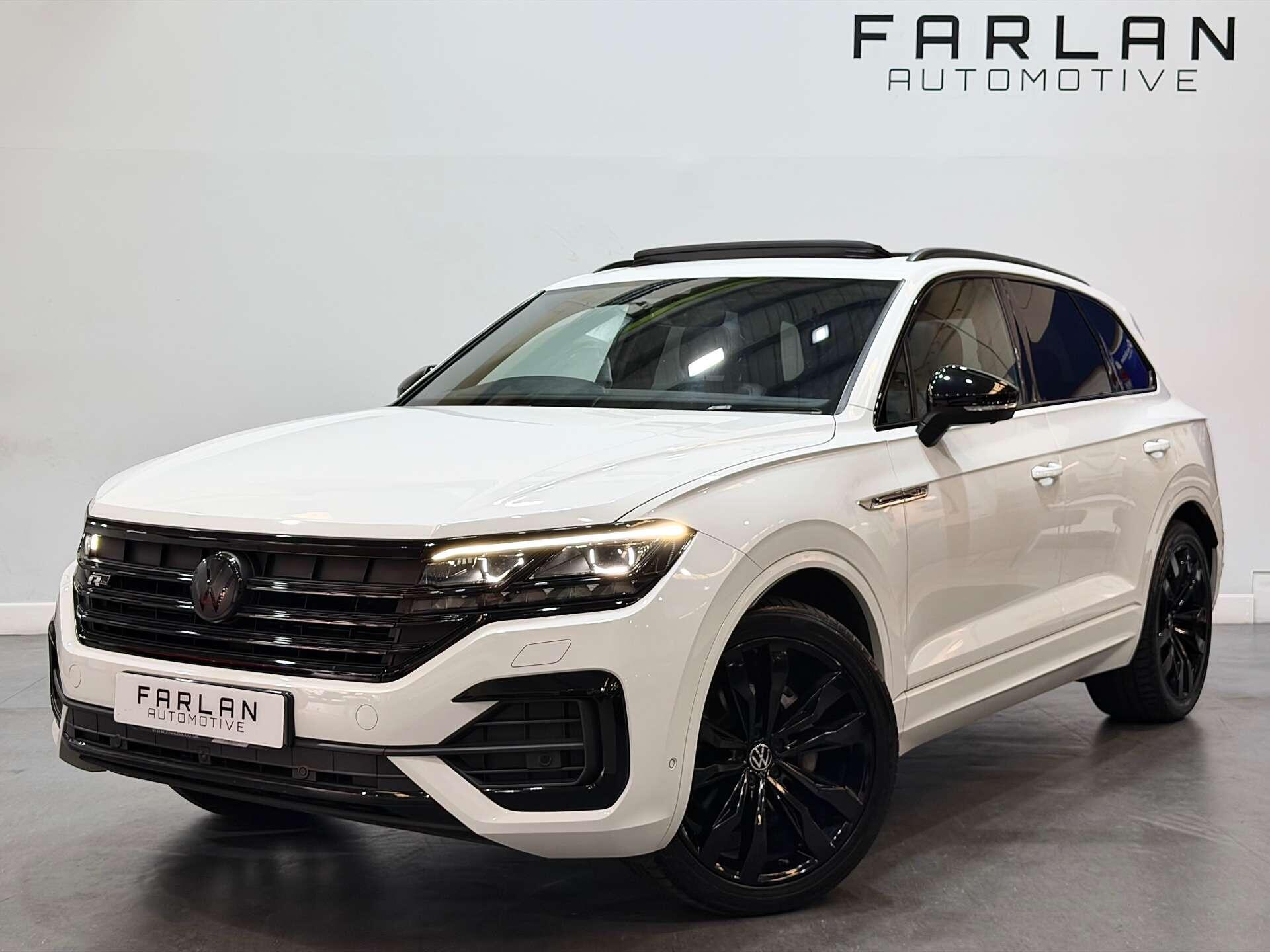 Volkswagen Touareg view 3