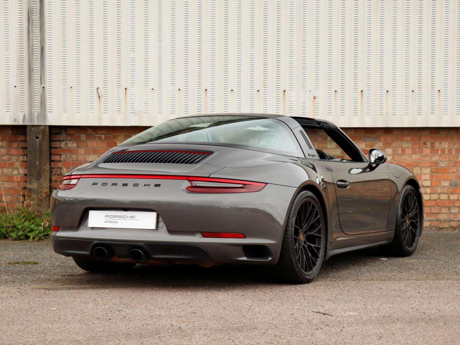 Porsche 911 view 38