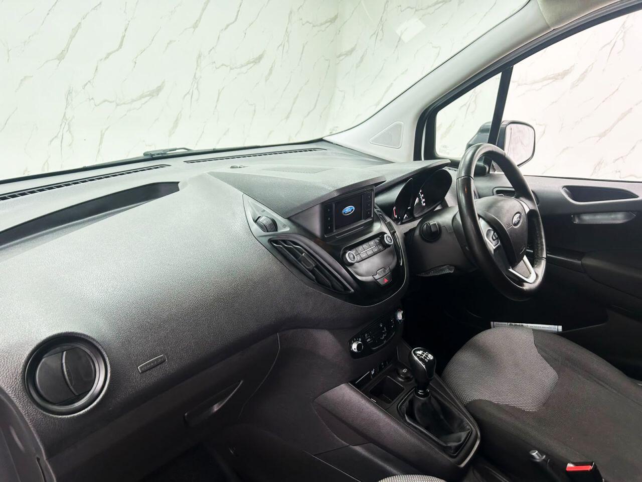 Ford Transit Courier view 14