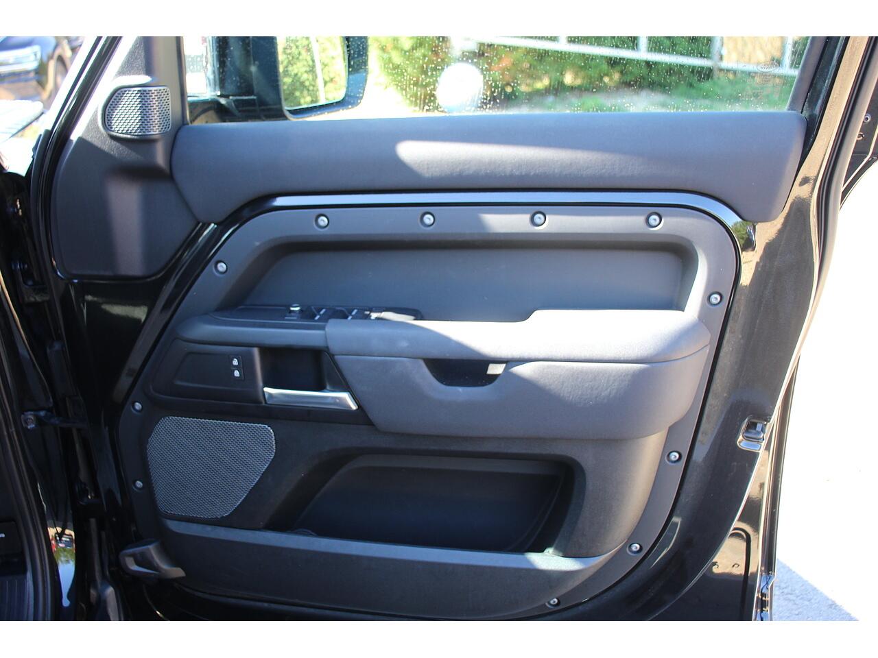 Land Rover Defender view 31