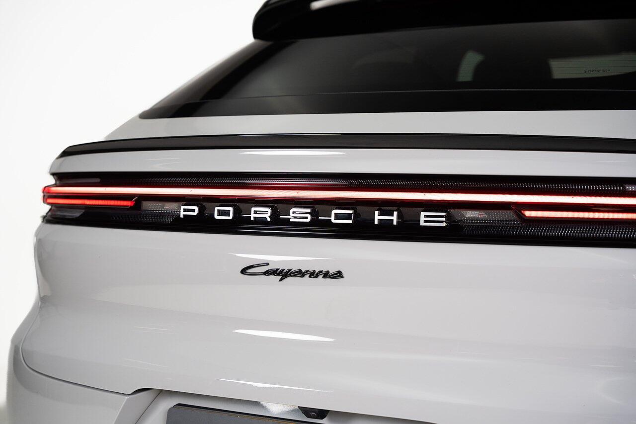 Porsche Cayenne view 25