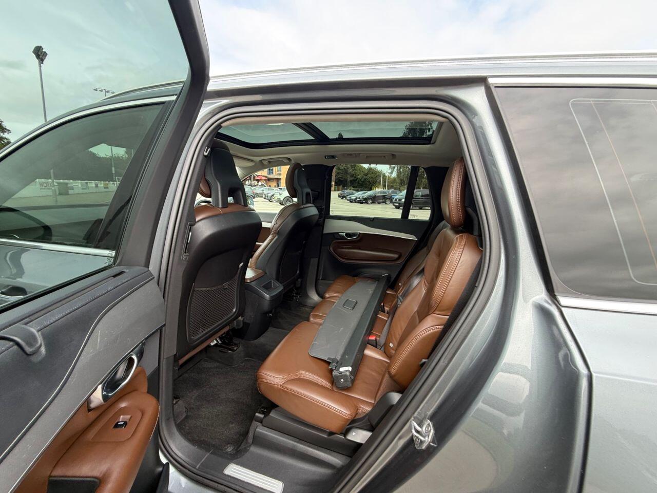 Volvo XC90 view 10