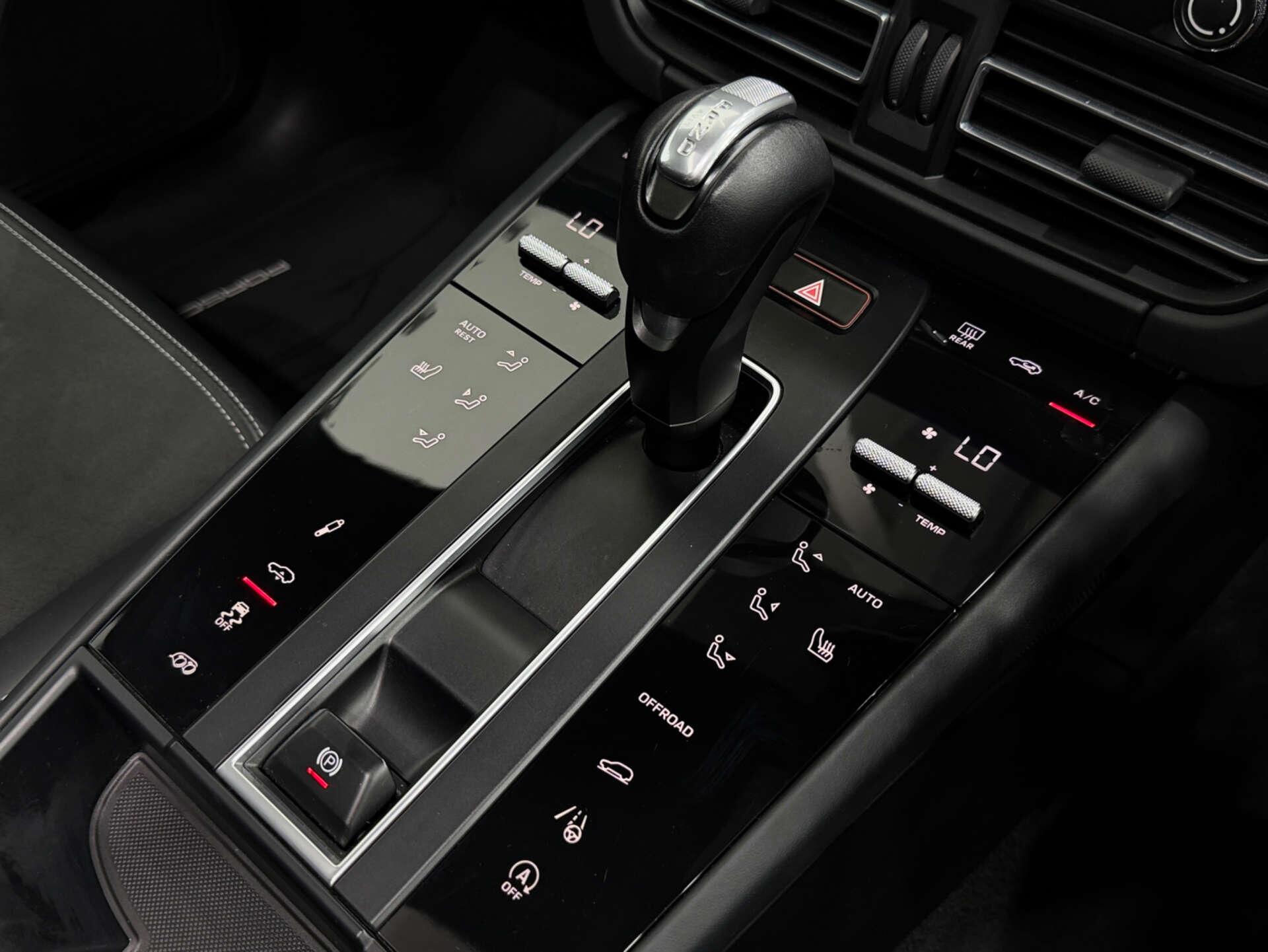 Porsche Macan view 60