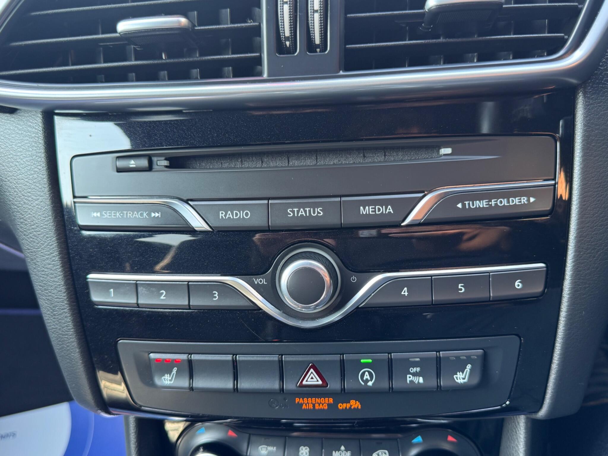 Infiniti Q30 view 23